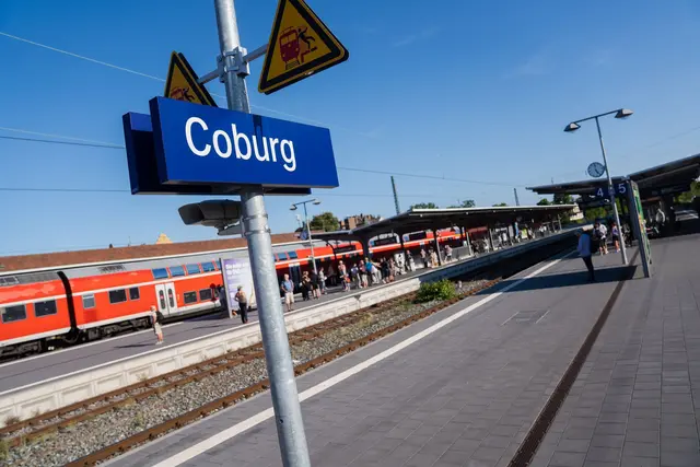Der Nah- und Fernverkehr am Coburger Bahnhof war stundenlang gestört.  | Foto: Nicolas Armer/dpa
