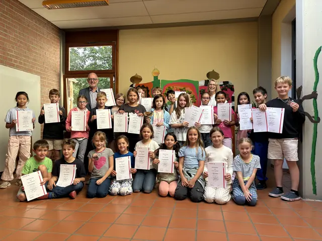 Im Juli wurde der Wanderpokal im Rahmen der Stadtmeisterschaften im Schwimmen an die Schülerinnen und Schüler der Grundschule I übergeben. | Foto: Stadt Zirndorf