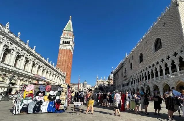 Aus Hotels in Venedig und anderen italienischen Städten wurden die Daten von Ausweisdokumenten geklaut.  | Foto: Christoph Sator/dpa