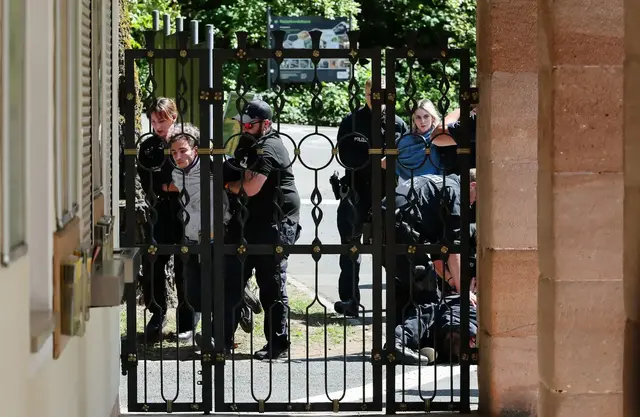 Aktivisten protestierten im Nürnberger Tiergarten gegen die Tötung der Paviane.  | Foto: Daniel Löb/dpa