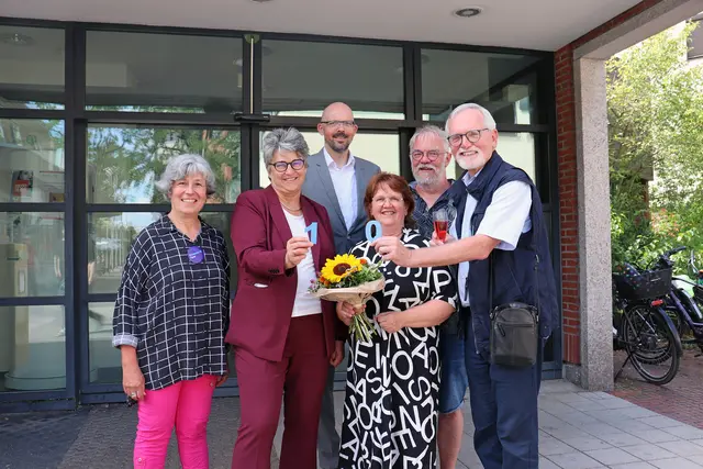 Renate Schwarz (mit Blumen) umrahmt von Dorothea Eichhorn, Leitung Diakonische Sozialarbeit, Oberasbachs Erster Bürgermeisterin Birgit Huber, Diakonie-Vorstand Stephan Butt, Ehemann Norbert Schwarz und stellv. Landrat Franz X. Forman (v.l.) | Foto: © Stadt Oberasbach