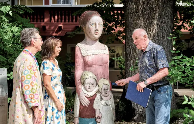 Besichtigung der Luise Rückert-Figur. | Foto: © ETM / Florian Trykowski