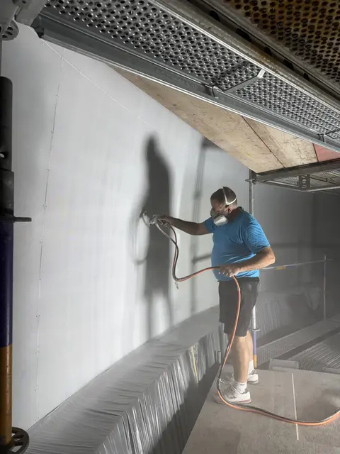 Hier wird die Kuppel grundiert, dann erfolgt der zweite Farbauftrag.
 | Foto: Martina Weber / Stadt Nürnberg