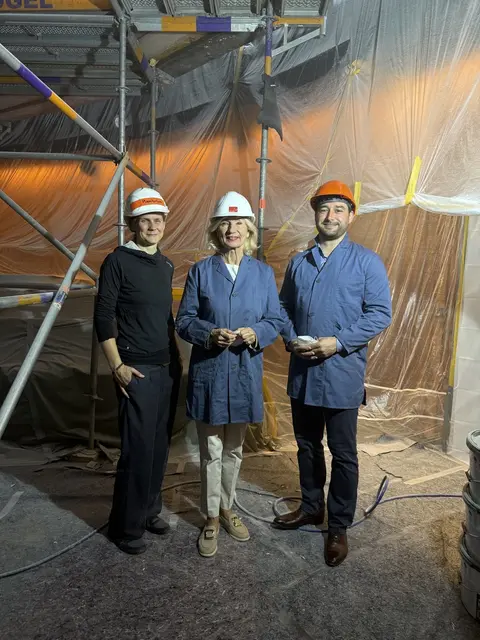 Katharina Leiter, Leiterin des Planetariums, Prof. Dr. Julia Lehner, 2. Bürgermeisterin der Stadt Nürnberg, und Arne Zielinski, Direktor des Bildungscampus Nürnberg, besichtigten die Baustelle im Planetarium (v.l.). 
 | Foto: Martina Weber / Stadt Nürnberg