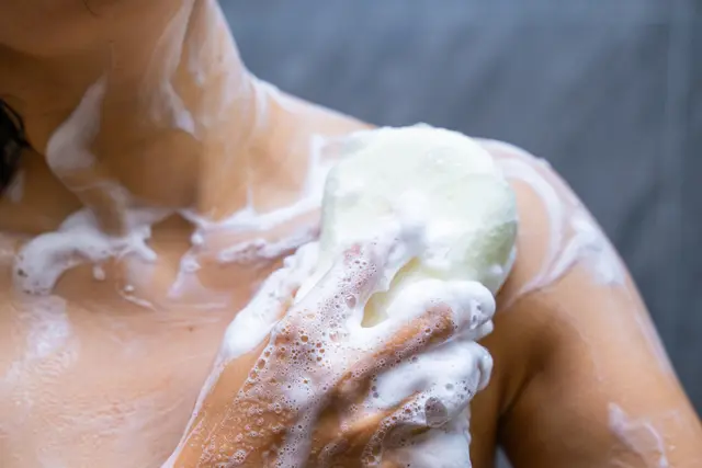 Wenn Duschgel mit Bakterien kontaminiert ist, kann bei der Anwendung Gesundheitsgefahr bestehen, auch wenn sie nur äußerlich angewendet wird, | Foto: Sunanta-stock.adobe.com (Symbolbild)