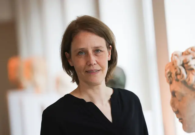 Die Archäologin Kathrin Jaschke bietet in unregelmäßigen Abständen Führungen zu «Römer und Nachhaltigkeit» an. | Foto: Oliver Berg/dpa