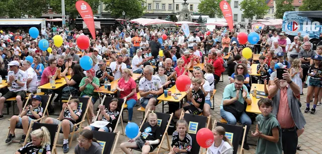 HC Erlangen feiert mit Fans, Spielern und Meisterjugend ein Fest der Handballbegeisterung - JockiFoto, Erlangen