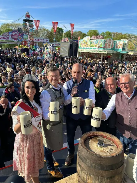 Volksfestkönigin Christina, Oberbürgerbürgermeister Marcus König, Moderator Martin Cernan,  Südd. Schaustellerverbands-Chef Lorenz Kalb und Tucher Verkaufsdirektor Bernd Herrmann (v.l.) beim Anstich des Nürnberger Frühlingsfestes.  | Foto: © Volksfest Nürnberg