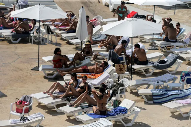 Der Eintritt zum Beiruter Strandclub "Sporting" kostet in diesem Jahr mindestens 30 Euro. | Foto: Marwan Naamani/dpa