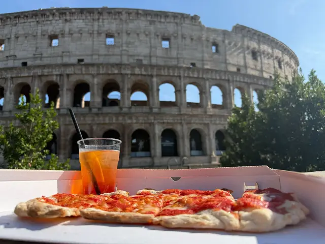 Für viele ist Italien eine Postkartenidylle: Pizza und Aperol, eine Sehenswürdigkeit in Sichtweite. Der Italo-Schlager spielt mit diesen Klischees - und macht trotzdem glücklich.  | Foto: Sabina Crisan/dpa