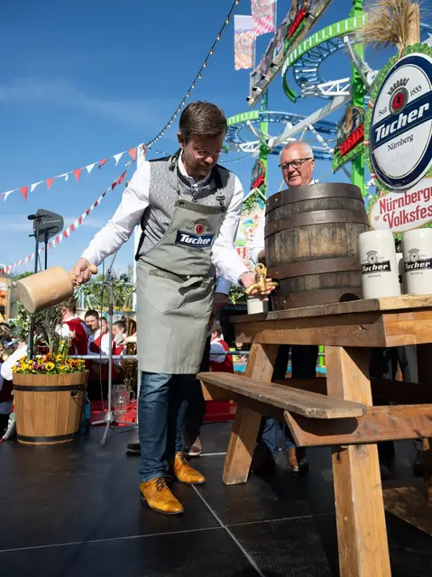 Oberbürgermeister Marcus König beim Anstich zum Frühlingsfest.  | Foto: © Volksfest Nürnberg