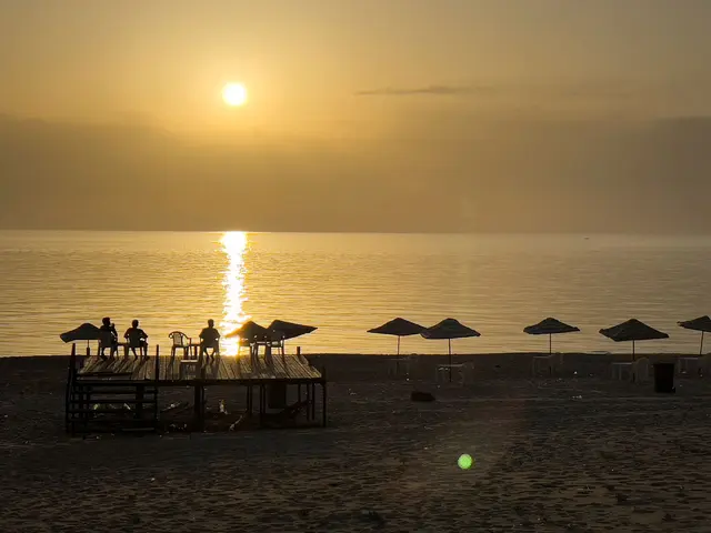 Die Idylle trügt: Die Wasserqualität am öffentlichen Strand Ramlet al-Baida ist einem Bericht des CNRS-Forschungsinstituts zufolge eine der schlechtesten im Land. | Foto: Hussein Malla/AP/dpa