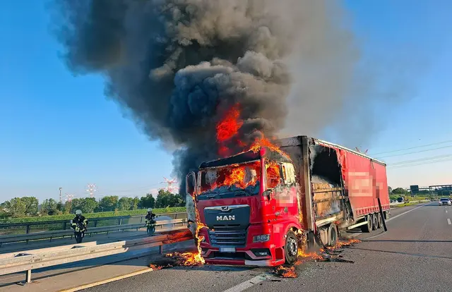 Der Fahrer des Lastwagens wurde bei dem Brand laut Polizei leicht verletzt. | Foto: -/Berufsfeuerwehr München/dpa