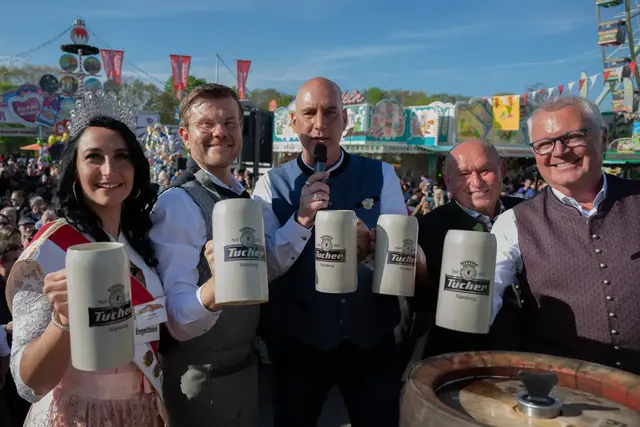 Volksfestkönigin Christina, Oberbürgerbürgermeister Marcus König, Moderator Martin Cernan, Südd. Schaustellerverbands-Chef Lorenz Kalb und Tucher Verkaufsdirektor Bernd Herrmann (v.l.) beim Anstich des Nürnberger Frühlingsfestes.  | Foto: © Volksfest Nürnberg