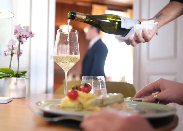 Ausgehen hat seinen Preis, und das können sich immer mehr Menschen in Deutschland seltener leisten. | Foto: Bernd Weißbrod/dpa (Archivbild)