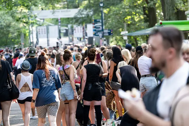 Viele Fans wollen ihren Idolen nahe sein, etwa beim Tokio Hotel-Konzert in Berlin. | Foto: Fabian Sommer/dpa