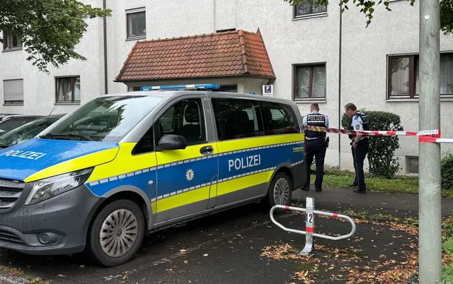 Polizisten sind im Einsatz. | Foto: Nico Pointner/dpa
