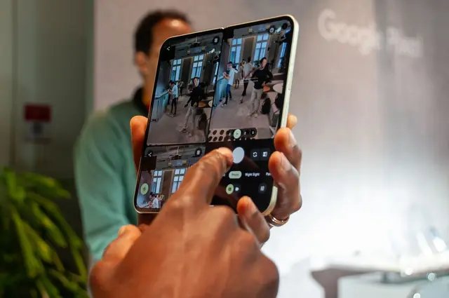 Beim auffaltbaren Pixel 10 Pro Fold nutzt Google das größere Display, um nebeneinander das Kamera-Bild und die neuesten aufgenommenen Fotos anzuzeigen. | Foto: Andrej Sokolow/dpa (Symbolbild)