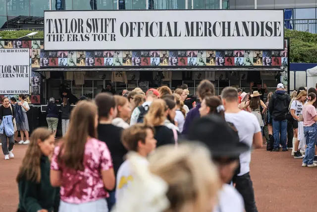 Bei der «Eras»-Tour von Taylor Swift 2024 in Gelsenkirchen standen viele Fans Schlange vor dem Merchandising-Stand. | Foto: Oliver Berg/dpa (Archivbild)