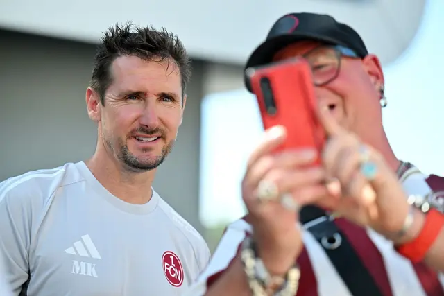 Miroslav Klose macht ein Selfie mit einem Nürnberg-Fan. | Foto: Martin Schutt/dpa