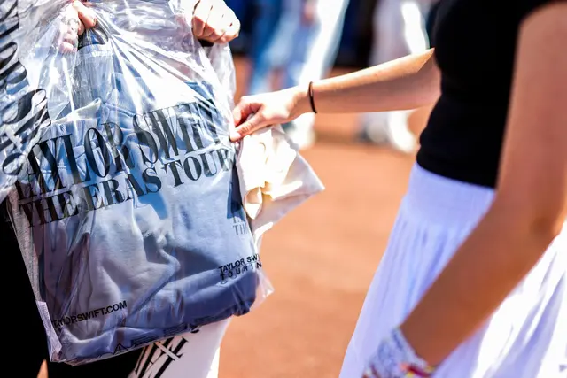Viele Fans deckten sich bei Taylor Swift mit Merch ein.  | Foto: Christoph Reichwein/dpa (Archivbild)