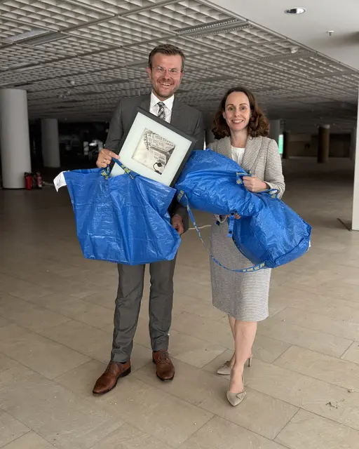 Große Freude bei Oberbürgermeister Marcus König und Wirtschafts- und Wissenschaftsreferentin Dr. Andrea Heilmaier: Ein Ikea-Pop-up-Store kommt ins Wöhrl-Outlet des ehemaligen Kaufhof-Gebäudes in der Innenstadt.  | Foto: Stadt Nürnberg/Wirtschafts- und Wissenschaftsreferat 