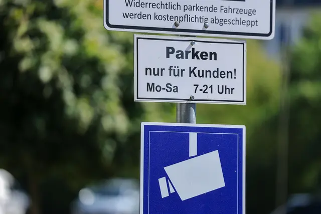 Auf immer mehr Parkplätzen, vor allem von Supermärkten, wird das Parken digital erfasst und von externen Dienstleistern abgewickelt.  | Foto: Jan Woitas/dpa (Archivbild)