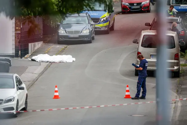 Eine nach der Bluttat festgenommene Frau ist wieder auf freiem Fuß. Die Frau war nach dpa-Informationen mit dem mutmaßlichen Täter nach den Schüssen in einem Wagen weggefahren und später aus unbekannten Gründen allein zum Tatort zurückgekehrt. | Foto: Christoph Reichwein/dpa