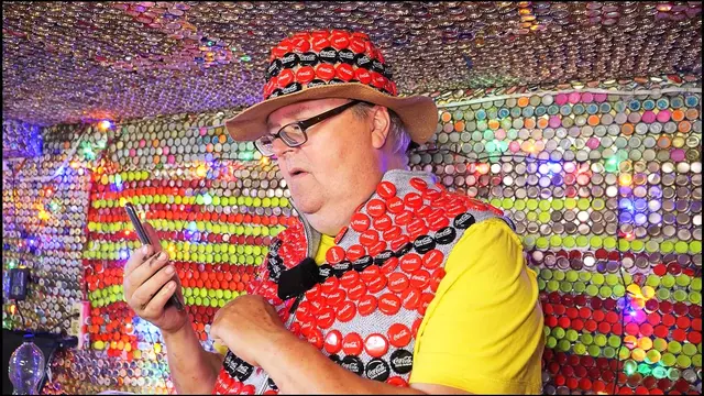 Rund 130.000 Flaschenverschlüsse hat Frank Zeidler in den vergangenen Jahren verbaut. | Foto: Jörn Hüneke/dpa