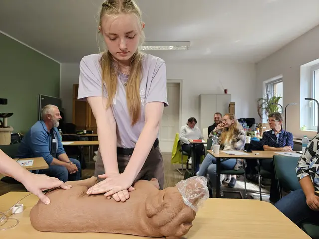 Die Herz-Druck-Massage kann im Erste-Hilfe-Kurs an einem Dummyhund geübt werden. | Foto: Mike Müller/dpa