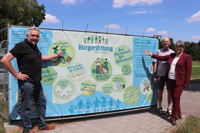 Die Bürgerstiftung-Vorstände Arnold Lehmann (li.) und Helmut Naczinsky (nicht im Bild: Renate Schwarz) mit der Kuratoriumsvorsitzenden Birgit Huber. | Foto: © Stadt Oberasbach