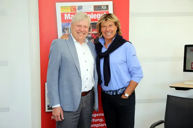MarktSpiegel-Fantreffen: Geschäftsführer Harald Greiner mit Hansi Hinterseer.  | Foto: Jürgen Friedrich