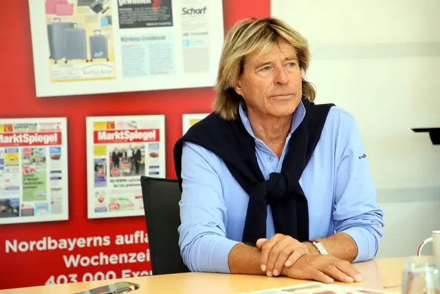 Die Gewinner der MarktSpiegel-Fan-Aktion stellten Hansi Hinterseer eigene Interviewfragen.  | Foto: Jürgen Friedrich