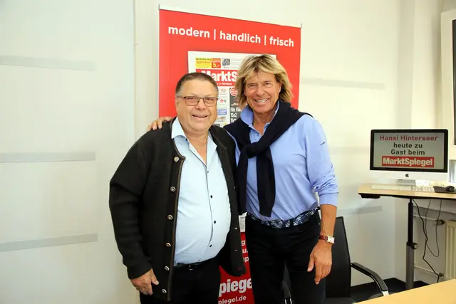 Glückliches Zusammentreffen mit seinem Star: Richard Ongherth (l.) war einer der glücklichen Gewinner, der beim MarktSpiegel-Fan-Treffen Hansi Hinterseer persönlich kennenlernen durfte.  | Foto: Jürgen Friedrich