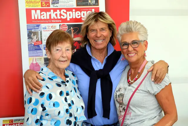 Glückliches Zusammentreffen mit ihrem Star: Eva Schenker (l.), Hansi Hinterseer und Petra Bogner beim MarktSpiegel-Fan-Treffen.  | Foto: Jürgen Friedrich