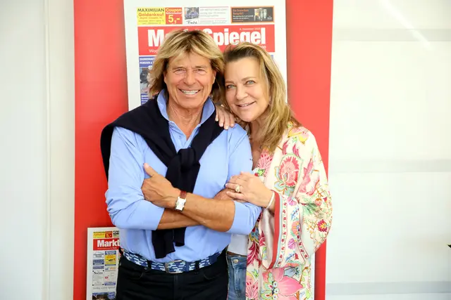 Sie ist seine große Liebe: Schlager-Star Hansi Hinterseer brachte seine schöne Ehefrau Romana mit nach Nürnberg - zur Freude der Fans. Romana schreibt übrigens viele Texte für seine Lieder - und jedes Jahr  eines nur für ihn.  | Foto: Jürgen Friedrich