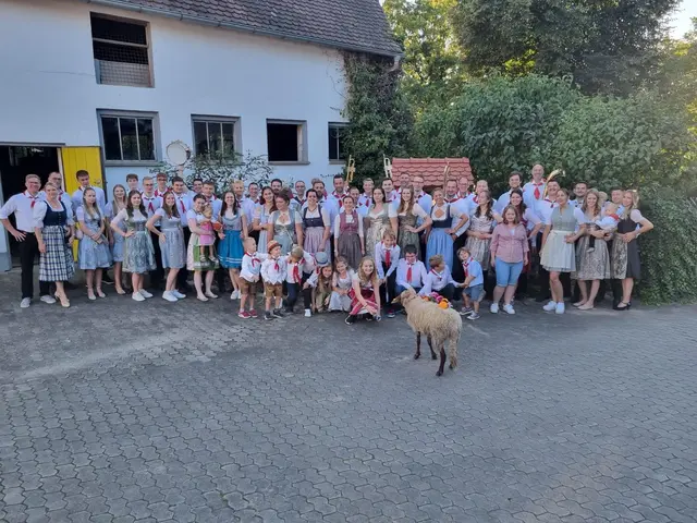 Drei Generationen „Kärwaburschen &amp; Madli Weiherhof“. | Foto: Kärwaburschen und Madli Weiherhof e.V.