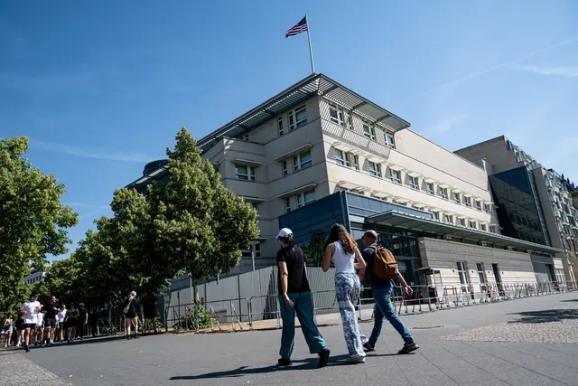 Die US-amerikanische Botschaft in Berlin lobt das mutige Eingreifen des 20 Jahre alten US-Bürgers. Laut Polizei soll er eingeschritten sein, als zwei Männer junge Frauen belästigten. Daraufhin wurde der 20-Jährige mit einem Messer angegriffen. (Archivbild) | Foto: Fabian Sommer/dpa