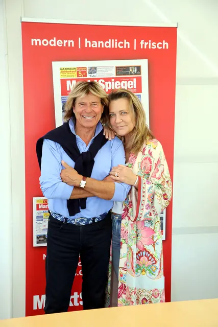 Sie ist seine große Liebe: Schlager-Star Hansi Hinterseer brachte seine schöne Ehefrau Romana mit nach Nürnberg - zur Freude der Fans. Romana schreibt übrigens viele Texte für seine Lieder - und jedes Jahr  eines nur für ihn.  | Foto: Jürgen Friedrich