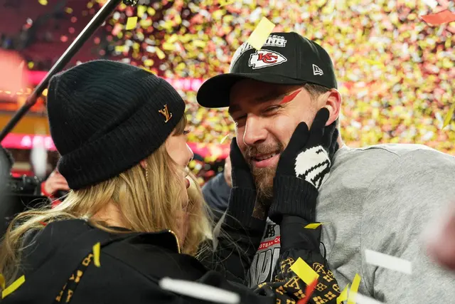 Taylor Swift und Travis Kelce haben sich verlobt.  | Foto: Charlie Riedel/AP/dpa (Archivbild)