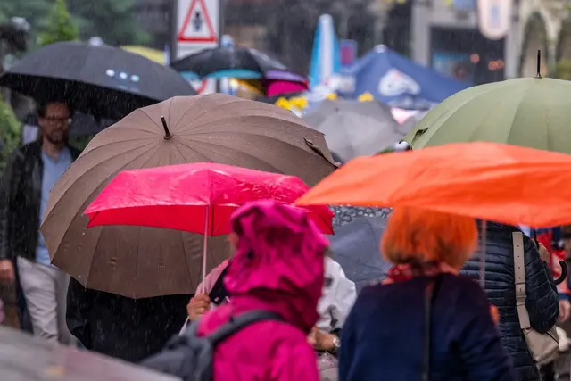 Vor allem in Franken und an den Alpen erwartet der DWD Regen und einzelne Gewitter.  | Foto: Peter Kneffel/dpa (Symbolbild)