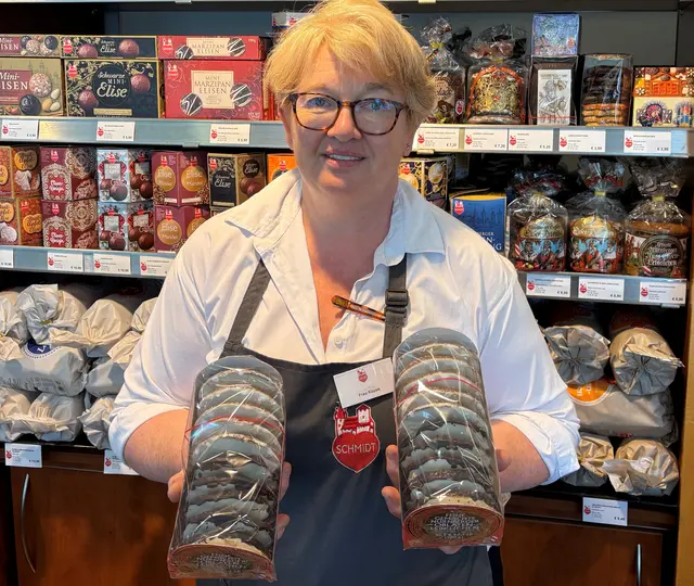 Alles ist bereit für den Saisonstart: Lebkuchen-Schmidt-Verkäuferin Sylvia Köppe präsentiert die frischen „Lebkuchen-Rollen".  | Foto: Lebkuchen-Schmidt