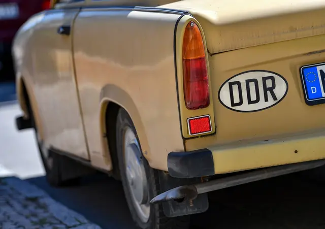 An so manchem Fahrzeug aus DDR-Produktion ist noch das Länderkennzeichen «DDR» zu sehen. | Foto: Hendrik Schmidt/dpa-Zentralbild/ZB (Archivbild)