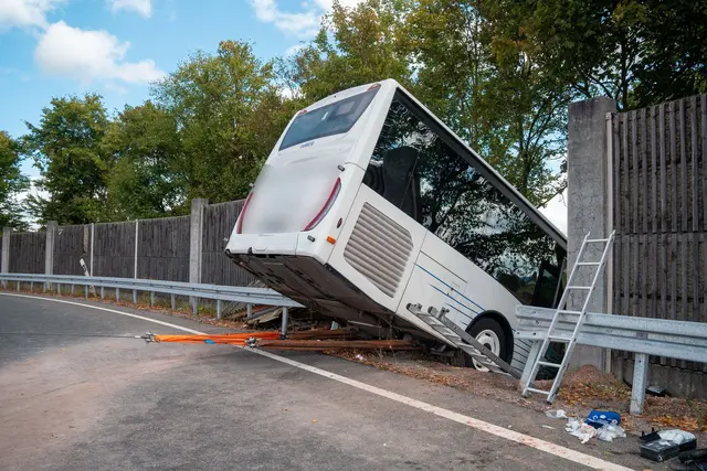 Der Bus brach in einer Kurve durch die Leitplanke und die Schallschutzwand. | Foto: Lars Haubner/NEWS5/dpa