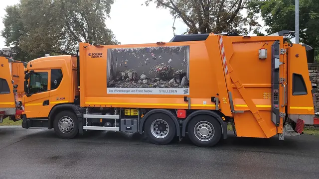 Umweltreferentin Britta Walthelm präsentierte neue Kunstmotive auf fünf Abfallsammelfahrzeugen am Donnerstag, 28. August 2025, auf dem Gelände des Abfallwirtschaftsbetriebs der Stadt Nürnberg (ASN). | Foto: Nicola Mögel / Stadt Nürnberg