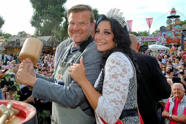 Oberbürgermeister Marcus König absolvierte mit Volksfestkönigin Christina einen perfekten Anstich! | Foto: Jürgen Friedrich