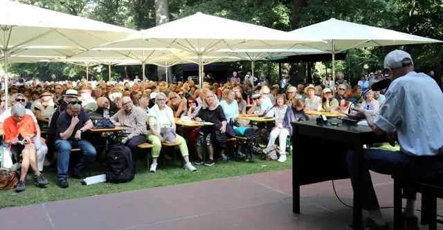 Die Open-Air-Lesungen im Schlossgarten waren auch in diesem Jahr ausgesprochen gut besucht. #JockiFoto | Foto: Jocki Foto, Erlangen