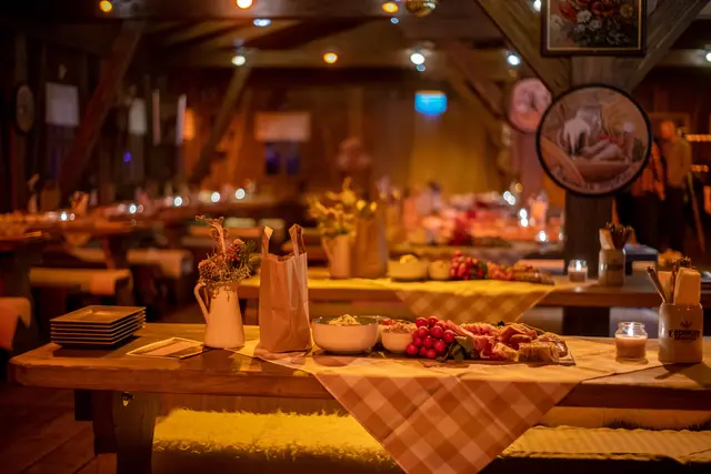 Blick ins gemütliche Innere einer der Hütten. | Foto: werk :b events