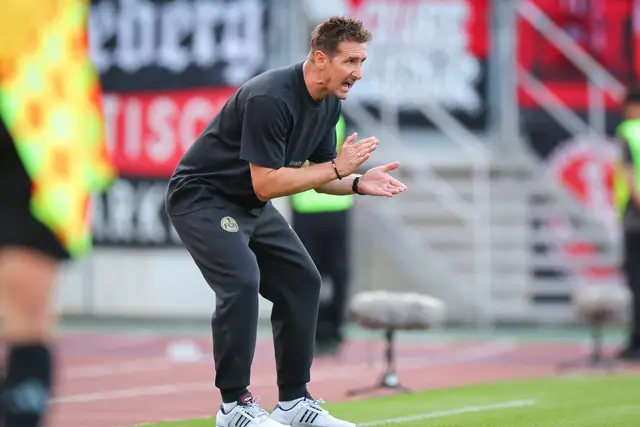 «Am liebsten wäre ich selbst rein»: «Club»-Trainer Miroslav Klose konnte vom Seitenrand nur begrenzt eingreifen. | Foto: Daniel Karmann/dpa