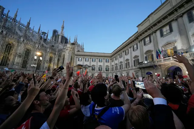 Was für eine Einstimmung für Ferrari aufs Heimrennen. Von den Tausenden Tifosi wurde in den Straßen von Mailand schon vor dem Grand Prix gefeiert.  | Foto: Luca Bruno/AP/dpa